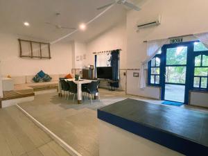a living room with a table and a dining room at La Due Thulusdhoo in Thulusdhoo