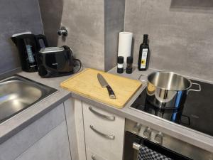 Kuchyň nebo kuchyňský kout v ubytování maremar - Design Maisonette Altstadt - 4 Pers - 57qm - Luxus Boxspringbett - Küche - Arbeitsplatz - privater Parkplatz