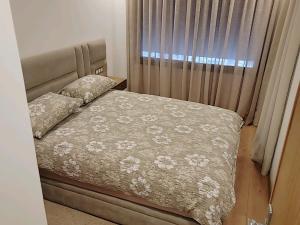 Appartement Parc Mohammedia في المحمدية: غرفة نوم بها سرير ونافذة