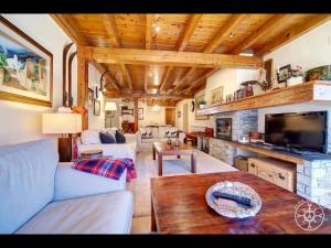 a living room with a couch and a table at PASSARELLS de Alma de Nieve in Gessa