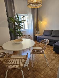 sala de estar con mesa, sillas y sofá en LM art apartments, en Oporto