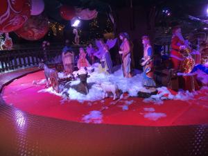 eine Gruppe von Weihnachtskünstlern auf einer Bühne mit Schafen in der Unterkunft Le Chamois in Gérardmer