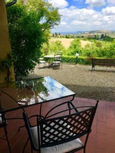 un tavolo e sedie seduti su un patio in mattoni di B&B Countryhouse Villa Baciolo a San Gimignano