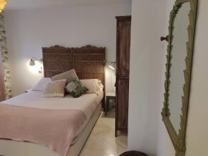 una camera con letto e testiera in legno di Apartamento Casa Palabra a Santander