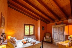 a bedroom with orange walls and a bed with a table at Scappo in Umbria,Mevania in Bevagna