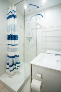 Koupelna v ubytování Bleu Azur + 26 fotografií