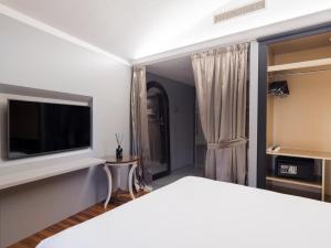 TV a/nebo společenská místnost v ubytování The Glam Boutique Hotel & Apt