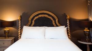 Postel nebo postele na pokoji v ubytování The Glam Boutique Hotel & Apt