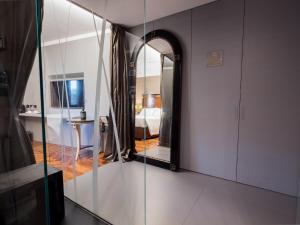 TV a/nebo společenská místnost v ubytování The Glam Boutique Hotel & Apt