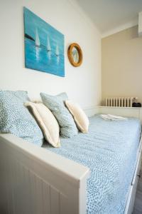 1 cama con almohadas en el dormitorio en Bleu Azur, en Juan-les-Pins