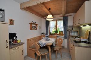 cocina con mesa y sillas en Ferienwohnung Reintal, en Grainau