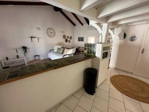 cocina y sala de estar con sofá y mesa en L'escale Cévenole - Emeraude en Anduze