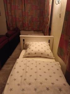 ein kleines Bett mit Sternen auf einem Zimmer in der Unterkunft Zimmer Kropfmoar in Katsch an der Mur