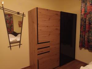 una puerta de madera en una habitación con espejo en Zimmer Kropfmoar en Katsch an der Mur