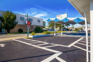 um parque de estacionamento vazio em frente a uma loja em Sunrise Inn by OYO Titusville FL em Titusville