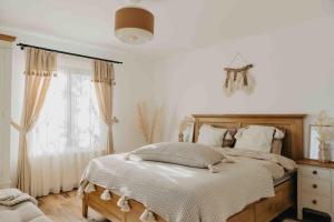 圣乔治-伯伊Ammacabin的一间卧室,配有一张大床和一扇窗户。