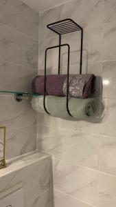 een rek met drie handdoeken in een badkamer bij Adorable studio 20m2 in Aubervilliers