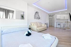 sypialnia z łóżkiem z pluszowym misiem w obiekcie Sun Apartments w mieście Torremolinos +37 zdjęć