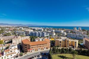 een luchtzicht op een stad met gebouwen en de oceaan bij Sun Apartments in Torremolinos