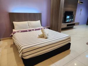 Posteľ alebo postele v izbe v ubytovaní Regalia Comfort Suites KLCC SkyPool
