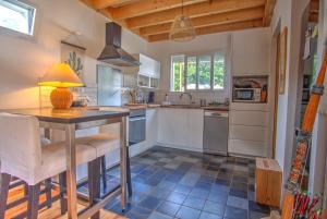 Kuchyň nebo kuchyňský kout v ubytování Gite de charme Bassin d'Arcachon- Piscine-Proche des plages-Au calme