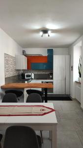 uma cozinha com mesa e cadeiras num quarto em BLA BLA in centro em Levico Terme