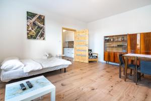 Schlafzimmer mit einem Bett, einem Schreibtisch und einem Tisch in der Unterkunft Będzin Standard Apartment in Będzin