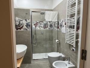 een badkamer met een douche, een toilet en een wastafel bij Neapolis francy Vesuvio in Napels