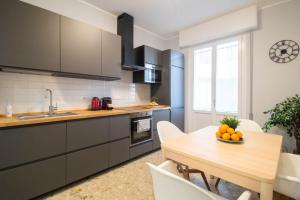 een keuken met een houten tafel en een eetkamer bij AZURE RETREAT Apartment in Camogli
