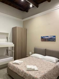 een slaapkamer met een bed met twee handdoeken erop bij Neapolis francy Vesuvio in Napels
