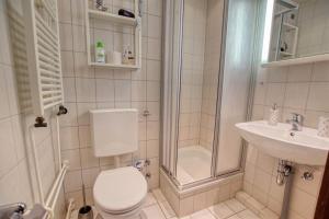 La salle de bains est pourvue de toilettes, d'une douche et d'un lavabo. dans l'établissement Ferienpark - Haus G, App 0G0305, à Heiligenhafen