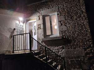 eine Treppe, die zu einem Fenster in einem Backsteingebäude führt in der Unterkunft la maison du bonheur in Alençon