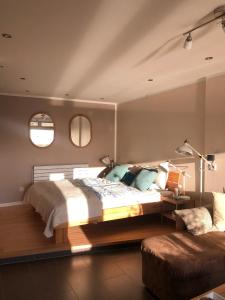 ein Schlafzimmer mit einem großen Bett und einem Stuhl in der Unterkunft Ferienpark - Haus F, App 0F1405 in Heiligenhafen