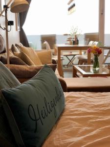 eine Couch mit Kissen mit dem Wort Entspannung darauf in der Unterkunft Ferienpark - Haus F, App 0F1405 in Heiligenhafen