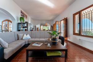 un soggiorno con divano e tavolo di Villa Fenavista a Mijas