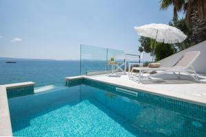Bazén v ubytovaní Gallery Luxury Suites & Rooms-Only Adults alebo v jeho blízkosti