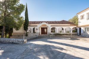 una grande casa bianca con un grande vialetto di Villa Fenavista a Mijas