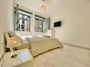Elegance Duomo في ميلانو: غرفة نوم بيضاء بها سرير ونافذة