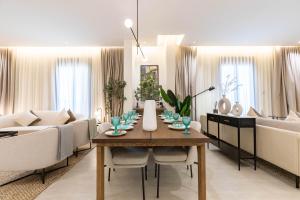 un soggiorno con un tavolo e un divano di Amber Hospitality - Qurtubah a Riyad