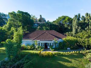 une maison au milieu d'une cour dans l'établissement Castle Hill Bungalow, à Kandy