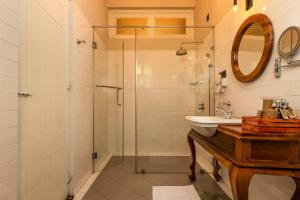 La salle de bains est pourvue d'un lavabo et d'une douche. dans l'établissement Castle Hill Bungalow, à Kandy