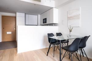 uma cozinha e sala de jantar com mesa e cadeiras em A new apartment in Helsinki em Helsinque