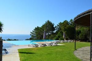 Bazén v ubytování Residence Mare e Monte nebo v jeho okolí