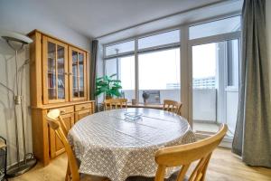 uma sala de jantar com uma mesa e uma grande janela em Ferienpark - Haus H, App 0H0404 em Heiligenhafen