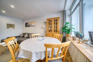 uma sala de estar com uma mesa e um sofá em Ferienpark - Haus H, App 0H0404 em Heiligenhafen