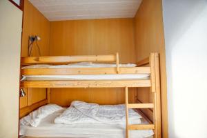 Zimmer mit 3 Etagenbetten in der Unterkunft Ferienpark - Haus G, App 0G1003 in Heiligenhafen