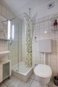ein Bad mit einem WC, einer Dusche und einem Waschbecken in der Unterkunft Ferienpark - Haus G, App 0G1003 in Heiligenhafen