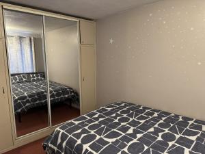 - une chambre avec un lit et un miroir dans l'établissement Inviting 2-Bed Apartment in Southampton, à Southampton