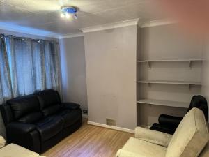 - un salon avec un canapé et des étagères en cuir noir dans l'établissement Inviting 2-Bed Apartment in Southampton, à Southampton