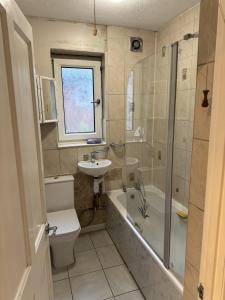 La salle de bains est pourvue d'un lavabo, de toilettes et d'une baignoire. dans l'établissement Inviting 2-Bed Apartment in Southampton, à Southampton